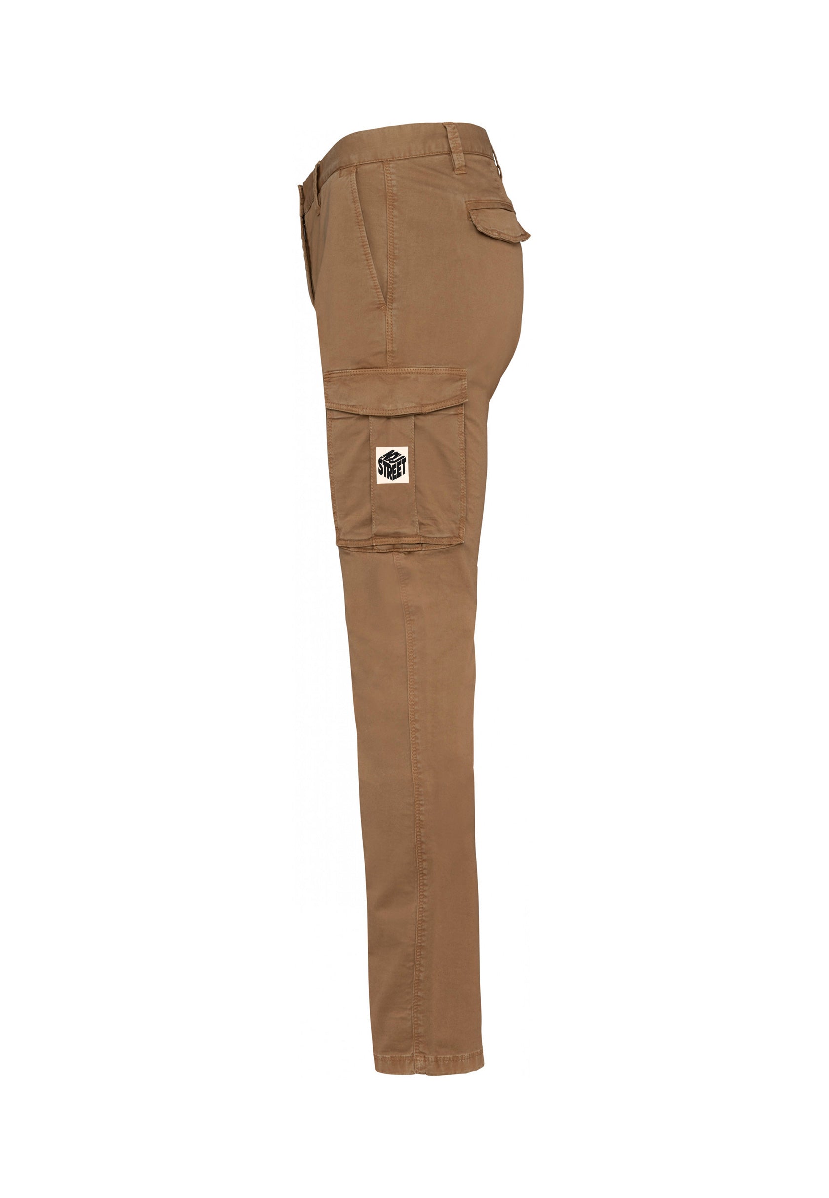 Pantalon cargo marron, étiquette logo brodé, coupe sobre et tendance.