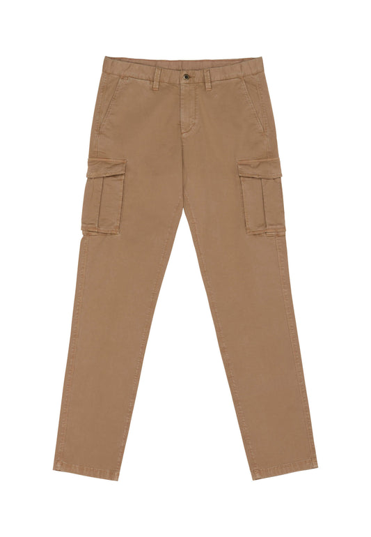 Pantalon cargo marron, détails pratiques et modernes.
