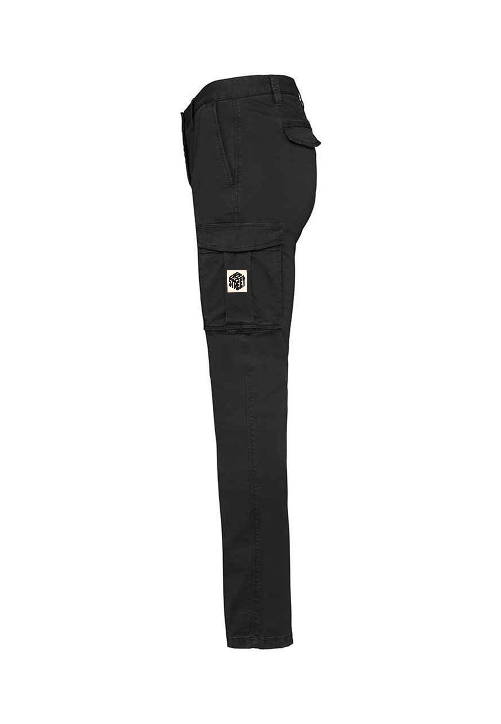Côté du pantalon cargo noir, détails fonctionnels et design moderne avec étiquette logo brodé.
