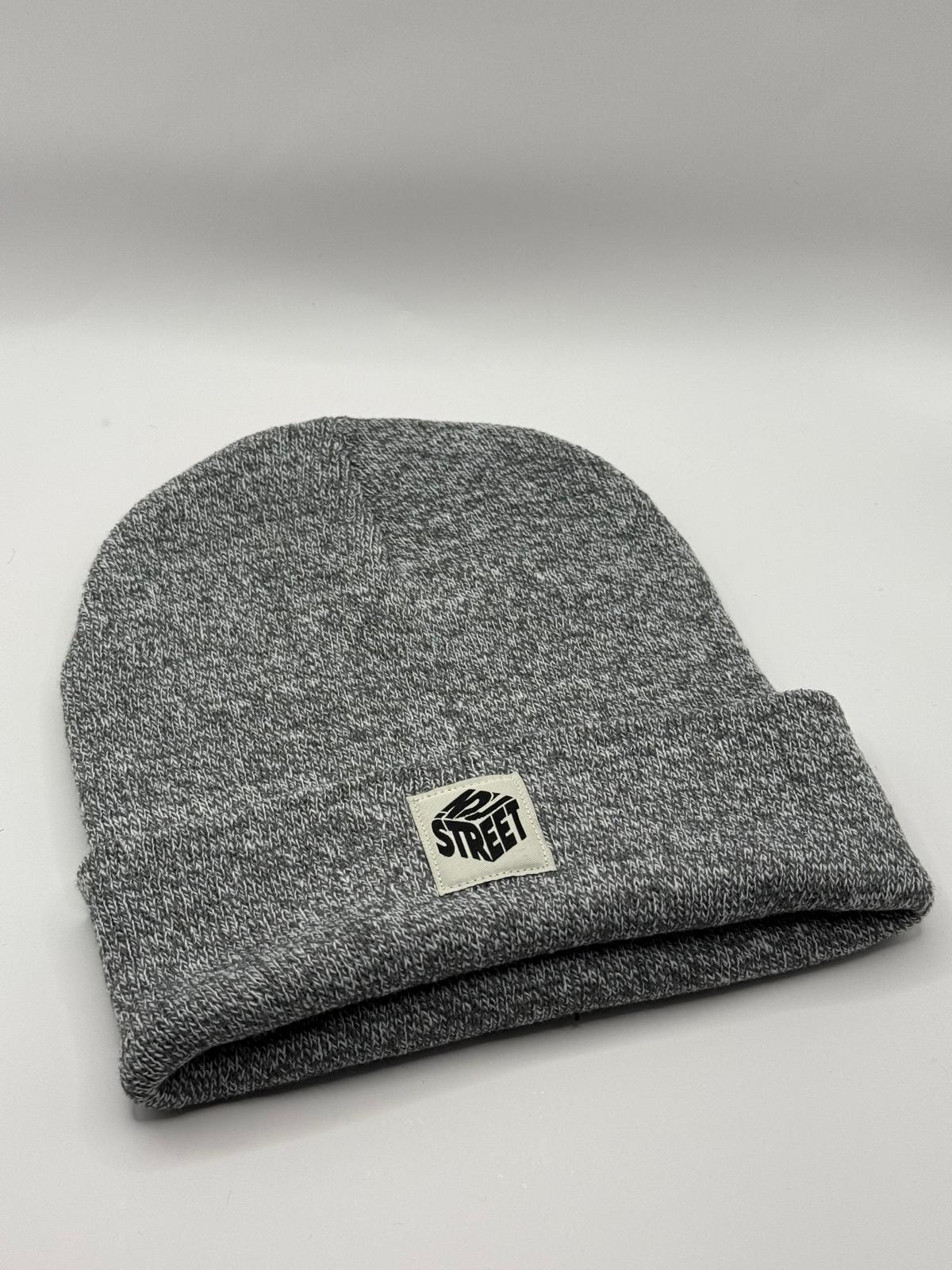 Bonnet gris avec étiquette logo brodé