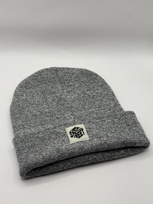 Bonnet gris avec étiquette logo brodé