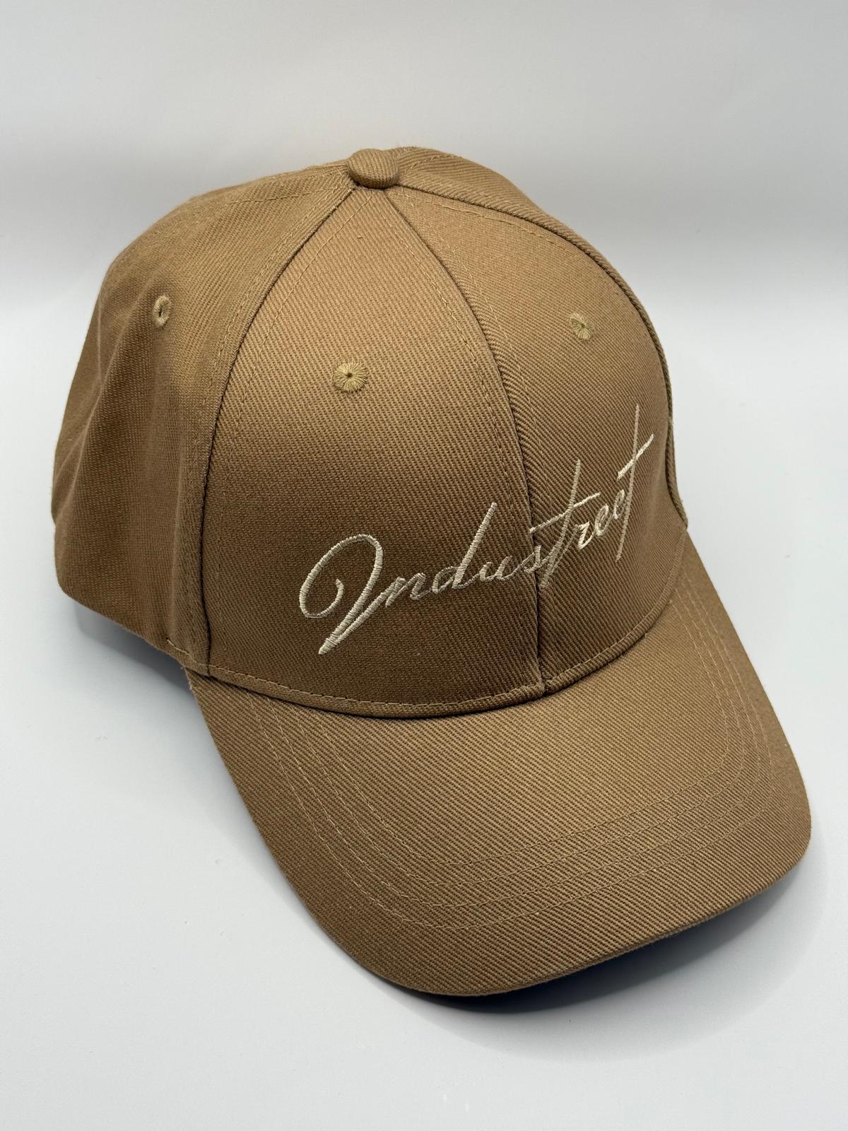 Casquette beige foncé , broderie premium, accessoire vintage et moderne à la fois.