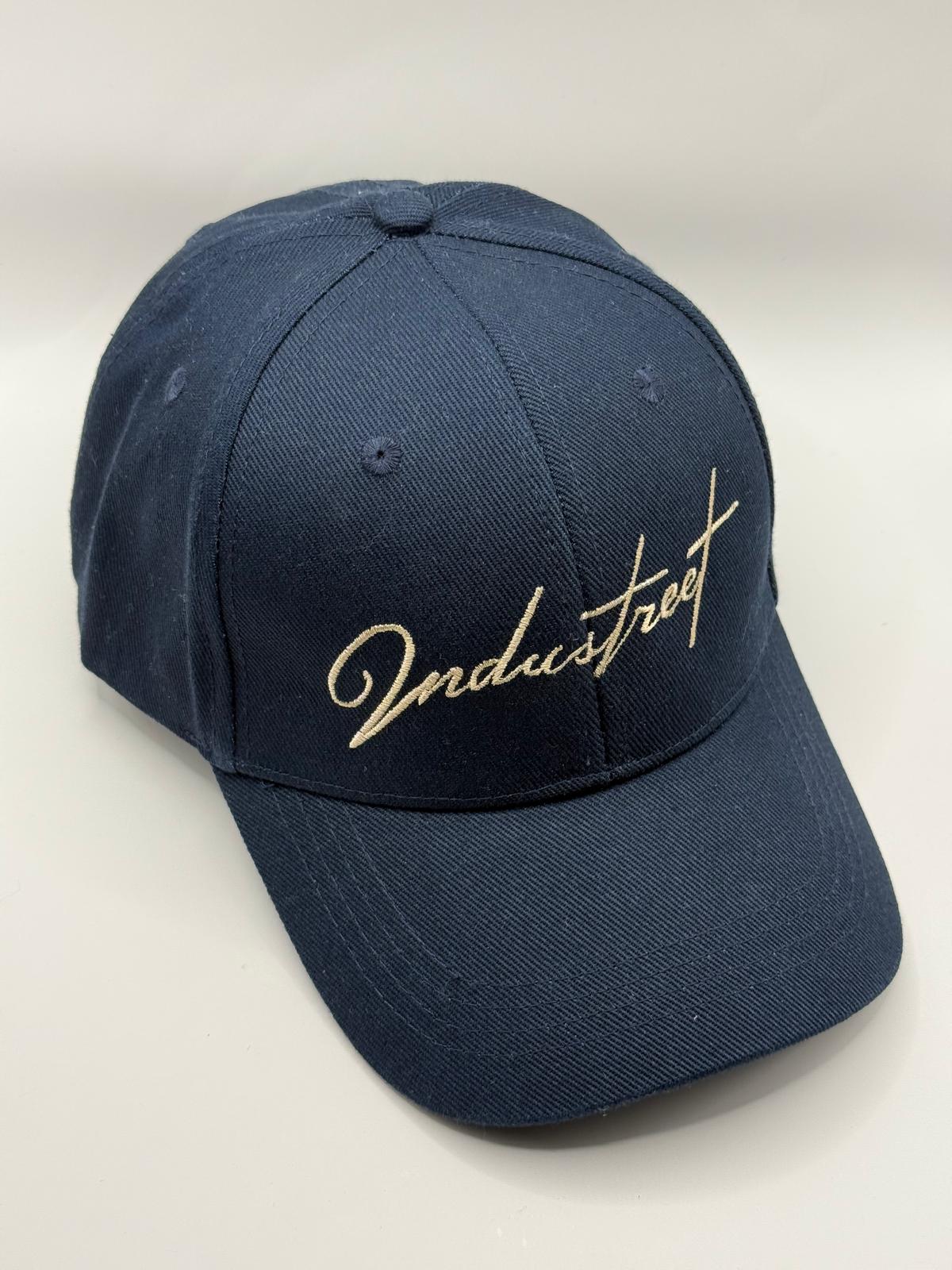 Casquette navy, broderie premium, accessoire vintage et moderne à la fois.